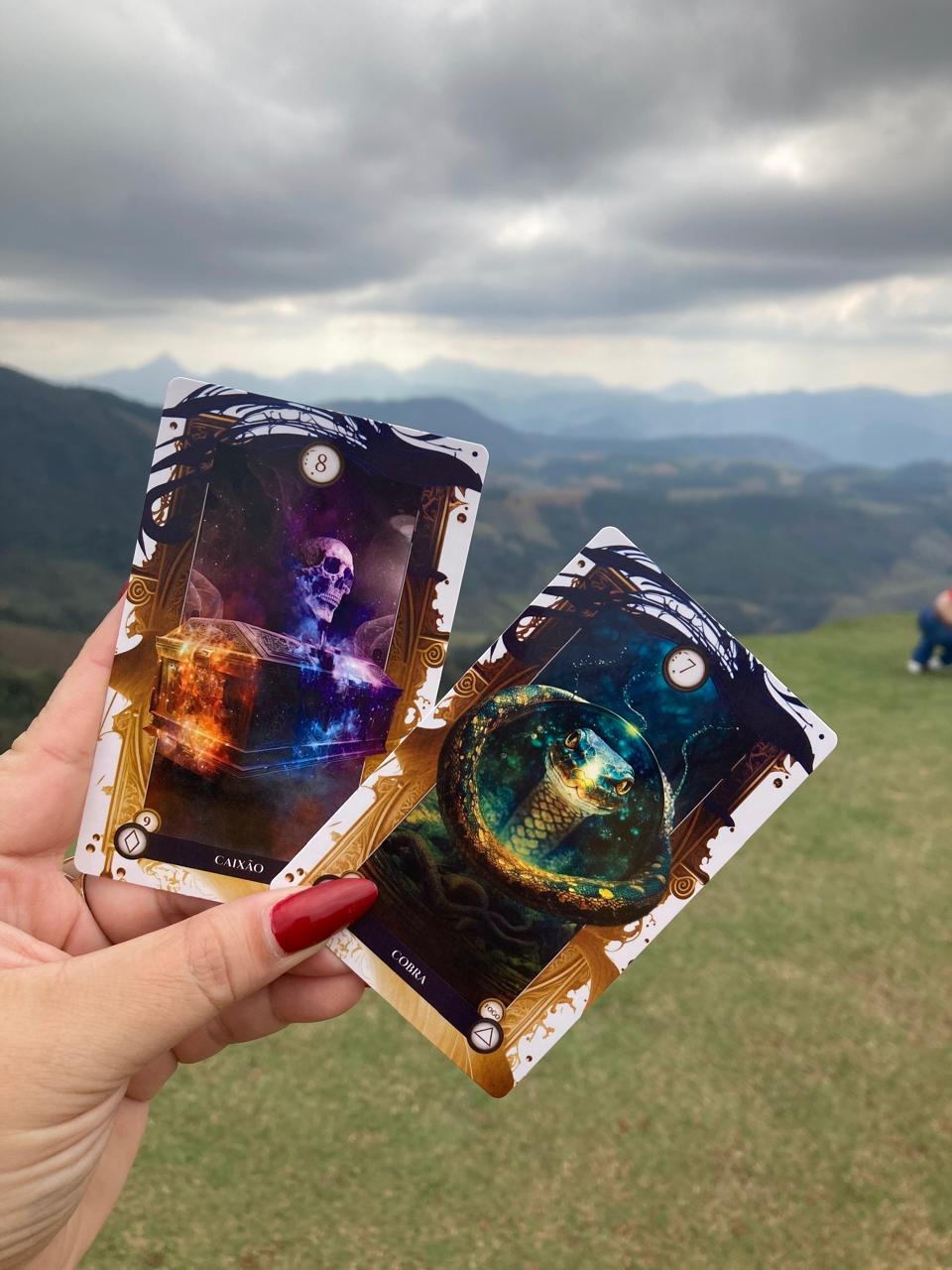 Cartas de oráculo na montanha